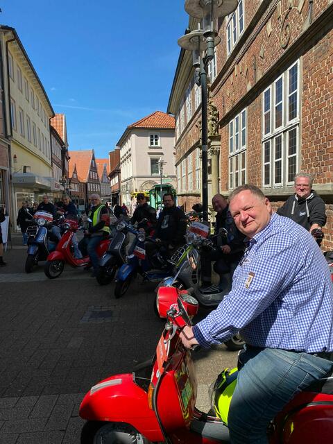 Der Vespa-Club Hamburg präsentierte sich beim Aktionstag „Stade in Bewegung“ am historischen Rathaus. Es kamen viele Interessierte vorbei, um sich die Schmuckstücke anzuschauen. | Foto: SMTG