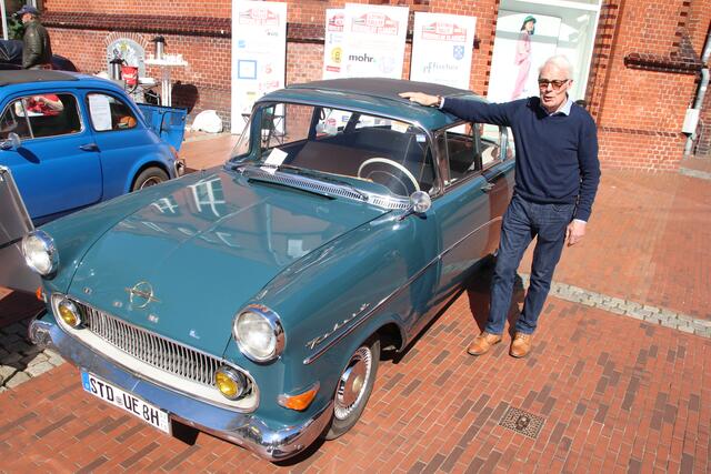 Der ganze Stolz von Claus Bredehöft ist sein alter Opel Rekord | Foto: jd