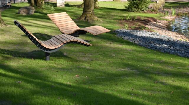 Die bequemen Liegen aus Holz locken zum Entspannen | Foto: Axel-Holger Haase