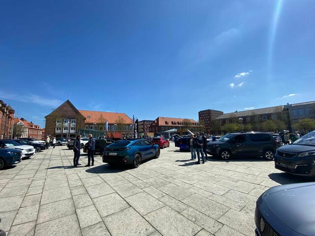 Die Autoshow am Sande zog alle Vierrad-Interessierten an. Vier Autohäuser präsentierten ihre neusten Autos bei bestem Wetter. | Foto: SMTG