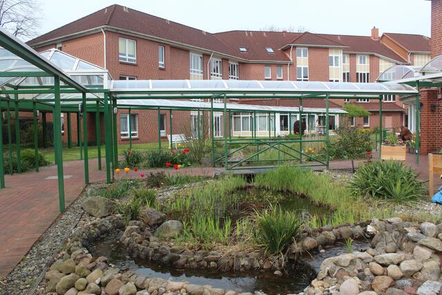 Die Wege im Garten sind überdacht, es gibt einen Garten und eine Terrasse