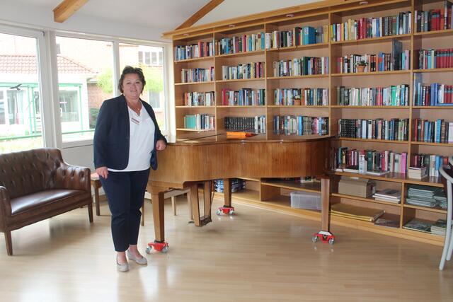 Die Einrichtungsleiterin Magdalena Schmilinski in der Bibliothek und im Musikzimmer des Hauses