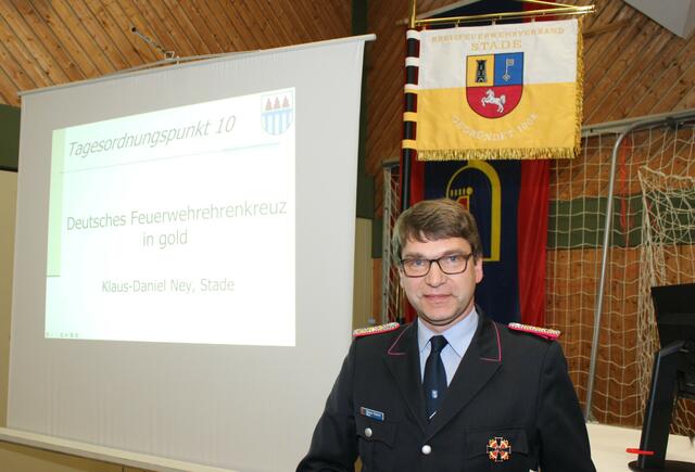 Stades Standbrandmeister Klaus-Daniel Ney bekam das Deutsche Feuerwehr-Ehrenkreuz in Gold verliehen | Foto: Stefan Braun