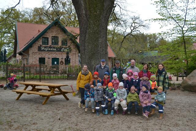 Über drei neue Sitzgarnituren, gefertigt von den Senioren, freut sich der Bauernhofkindergarten in Ochtmannsbruch | Foto: bim