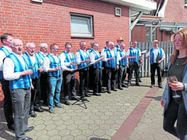 Der Männergesangverein "Liederkranz" Wulfsen gestaltete den musikalischen Rahmen beim Maibaumaufstellen | Foto: Jürgen Persiel