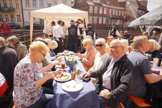 Lecker Labskaus, Gurke und Rollmops: Den Besuchern des Hansemahls schmeckt das Essen | Foto: SMTG