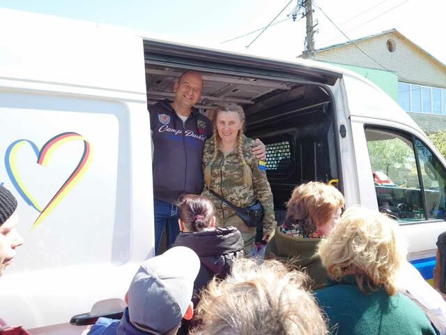 Meikel Zabel mit einer Ukrainerin vom Militär, die beim Verteilen der Hilfsgüter hilft | Foto: Zabel