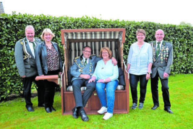 Das Vizekönigsparr Bernd und Gabriele Furmanski (im Strandkorb) mit den Adjutantenpaaren Hans-Heinrich und Anke Detjen (li.) sowie Susanne und Peter Aldag | Foto: bim