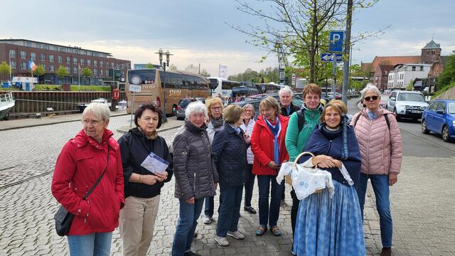 Gästeführerin Karin Gullasch (in Tracht) hat gerade eine der Reisegruppen vom Bus abgeholt  | Foto: Frank Tinnemeyer / SMTG
