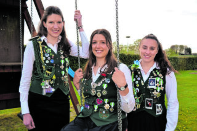 Jungschützenkönigin Beke Cohrs (Mi.) mit ihren Adjutantinnen Hanna Stöver (li.) und Nasrin Wehbe | Foto: bim