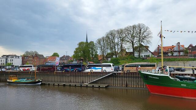 Gleich fünf Reisebusse parkten am Freitagmittag am Stader Stadthafen | Foto: Frank Tinnemeyer / SMTG