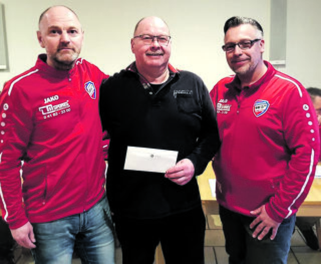 Verabschiedung und Begrüßung (v. li.): Kassenwart Heiko Riebesell, der scheidende Vereinsvorsitzende Christian Richter und Nachfolger René Kleinschmidt | Foto: Klaus Voigts