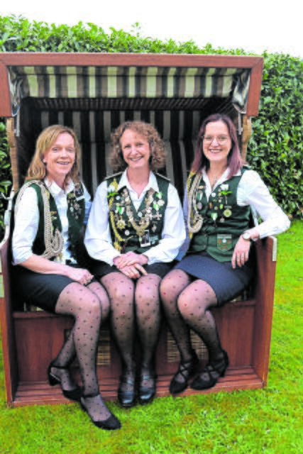 Die Beste Dame Britta Brinkmann (Mi.) mit ihren Adjutantinnen Sonja Meier und Ina Delventhal (re.) | Foto: bim