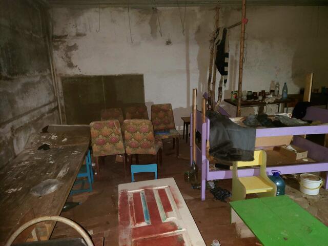 Besichtigung des Kellers in Jahidne, in dem 370 Bewohner mehrere Wochen gefangen gehalten wurden. 27 Bewohner, darunter vier Kinder, wurden erschossen | Foto: Meikel Zabel