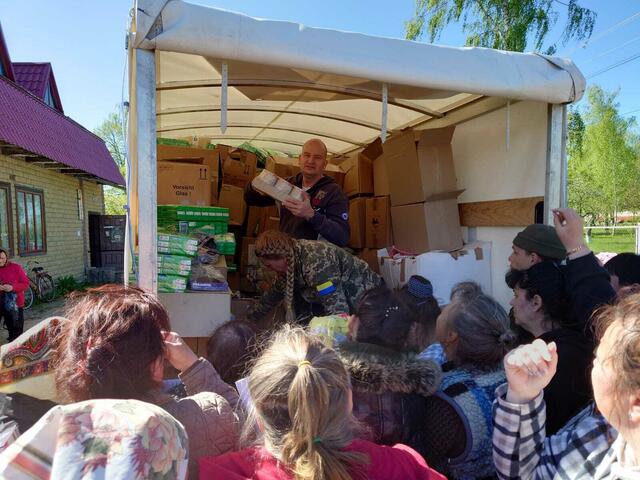 Meikel Zabel beim Verteilen der Hilfsgüter | Foto: Zabel