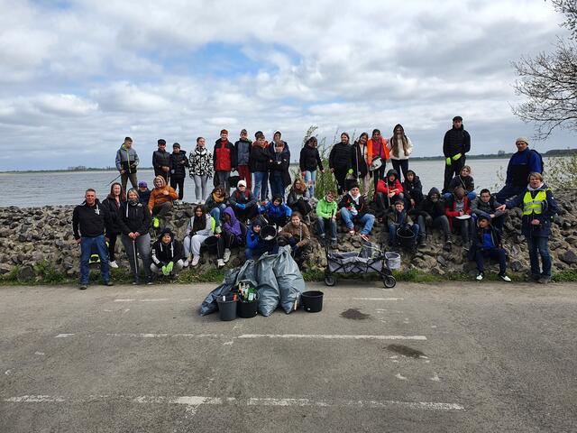 Zwei sechste Klassen der Oberschule Steinkirchen sammelten gemeinsam mit Abfallberaterin Anja Breuer und dem Lehrer Johannes Winter (v.re.) sowie Lühes Samtgemeindebürgermeister Timo Gerke und Lehrerin Kirsten Lobscheid (v.li.) Müll am Lühe Anleger
 | Foto: Landkreis Stade 