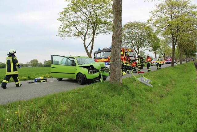 Das Auto krachte nach dem abgebrochenen Überholvorgang gegen einen Straßenbaum | Foto: Jürgen Bockelmann / FFW Ahlerstedt
