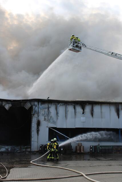 Aus der Luft und vom Boden aus war die Feuerwehr im Einsatz | Foto: ce