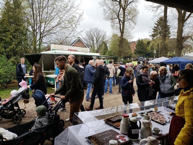 Die Landfrauen verkauften fleißig Kuchen und Torten | Foto: Dr. Manfred Lohr