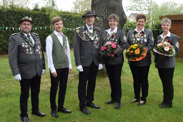 Adjutant Uwe Kasteinke-Nowack, Jugendkönig Henry Kurz, die neuen Oberhäupter Oliver Nowack und Jessica Beyer und ihre beiden Adjutantinnen Petra Scheele und Astrid Dittmann (v. li.) 