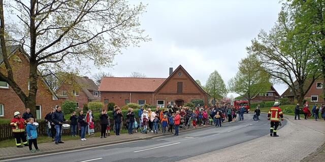 Viele Zuschauer warteten gespannt auf das Aufstellen des Maibaumes | Foto: Dr. Manfred Lohr