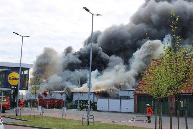 Die Produktionshalle brannte in voller Ausdehnung, auch durch explodierte Gasflaschen freigesetzte Gase strömten aus | Foto: ce