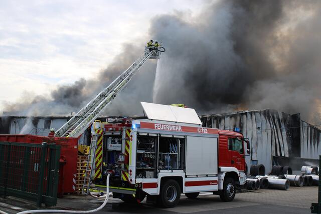 Auch von Drehleitern aus bekämpften die Feuerwehrleute die Flammen | Foto: ce