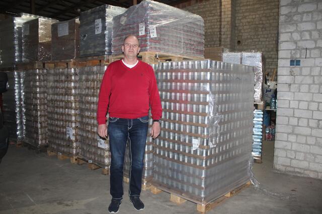 Meikel Zabel mit Tierfutter, dass mit einem 40-Tonner in die Ukraine gebracht werden soll