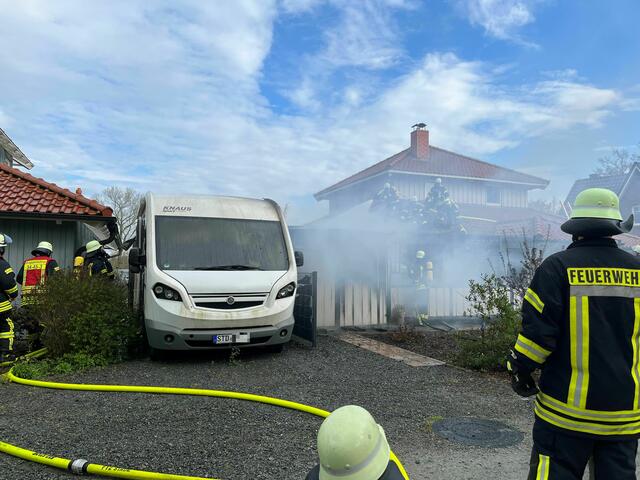 Das Dach des Hauses wurde auf Glutnester untersucht | Foto: R. Hyllier-Funke / FFW SG Oldendorf-Himmelpforten