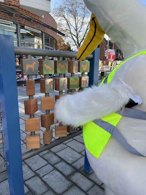 Merk-Dir-was fordert Köpfchen in der Rathausstraße - auch von Stadtmaskottchen Luhi | Foto: Stadt Winsen