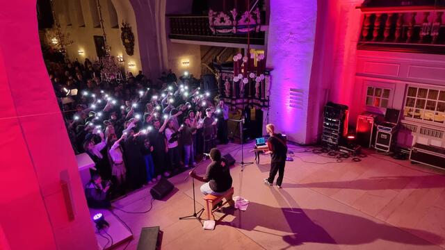 Stimmungsvolle Atmosphäre beim Konzert von Blumengarten in der St.-Cosmae-Kirche | Foto: C. Meyer/SMTG