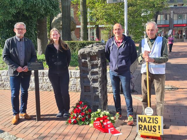 Am Denkmal für die Opfer der NS-Zeit in der Buchholzer Innenstadt: (v. li.) stellv. Bürgermeister Frank Piwecki, Bea Trampenau (antifaschistische Gedenkstätte Heideruh), Steffen Wetzel (Linke) und Hans Brüning von "Omas gegen Rechts" | Foto: leo
