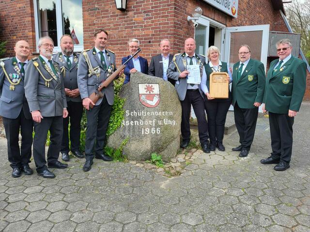 Sieger und Gewinner des Kleinkaliber-Gewehrs am Standort des SV Asendorf mit den Kreissportleitern Eckhard Heinsen (2. v. re.) und Burghard Beecken (re.) | Foto: Britta Gellers