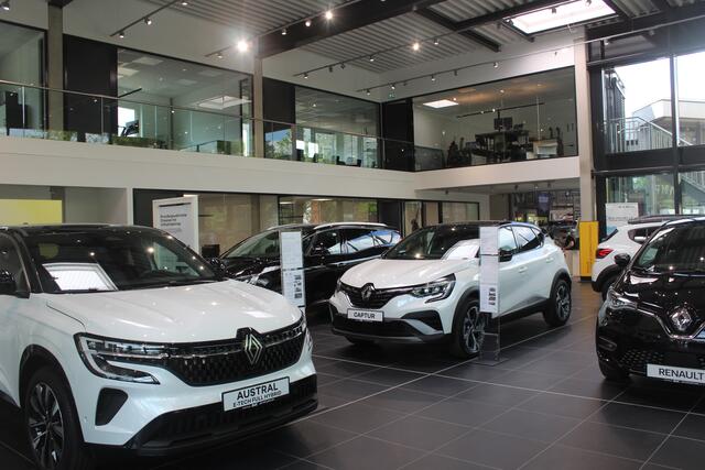 Die neue Ausstellung und oben die lichtdurchfluteten Büros