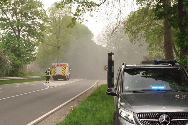 Die B74 musste gesperrt werden, weil der Rauch die Sicht beeinträchtigte | Foto: Rolf Hillyer-Funke