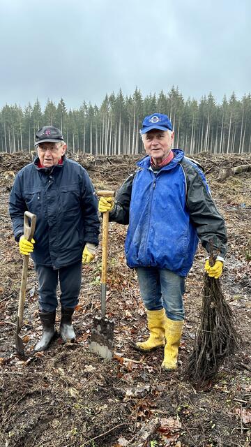Firmengründer Harald Witte (li.) und sein Bruder Werner bei der Pflanzaktion | Foto: Kuhn + Witte