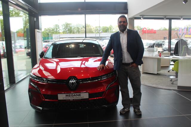 Sven Mummenhoff mit dem Renault Megane E-Tech 100 % elektrisch in Rot | Foto: wd