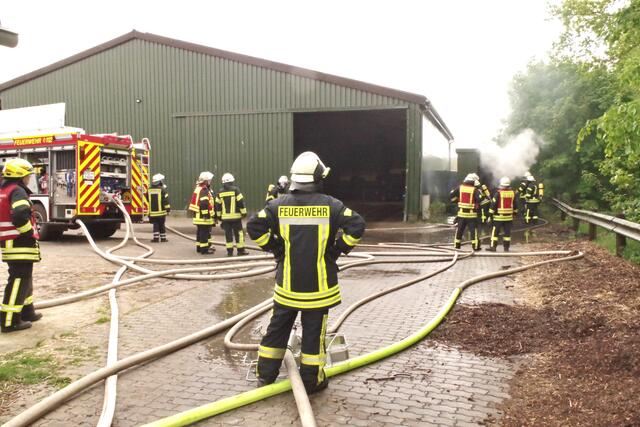 80 Einsatzkräfte verhinderten, dass die Flammen auch auf die Lagerhalle übergriffen | Foto: Rolf Hillyer-Funke
