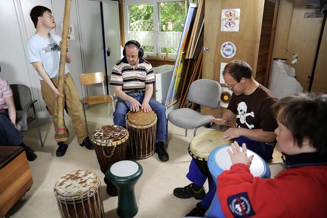 Versprühen um 11 Uhr Lebensfreude auf der Bühne Tor 5: die Trommelgruppe der Schwinge Werkstätten  | Foto: Schwingewerkstätten