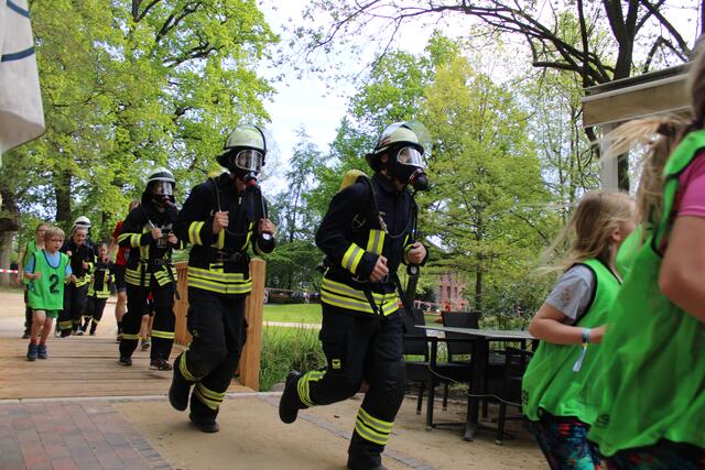 Mitglieder der Freiwilligen Feuerwehr Buchholz absolvierten den "Run 4 Help" mit Atemschutzmasken