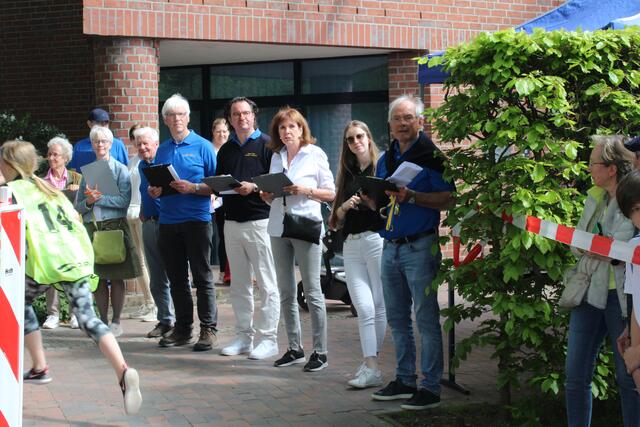 Mit Klemmbrett am Streckenrand: Mitglieder des Lions Clubs Buchholz-Nordheide beim Rundenzählen