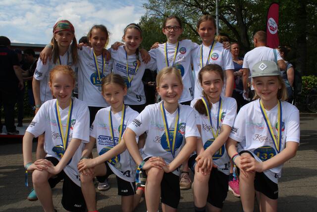 Ein Teil der Mannschaft lief beim "Run 4 Help" mit: die E-Juniorinnen-Fußballerinnen der JSG Jesteburg/Bendestorf/Hanstedt
