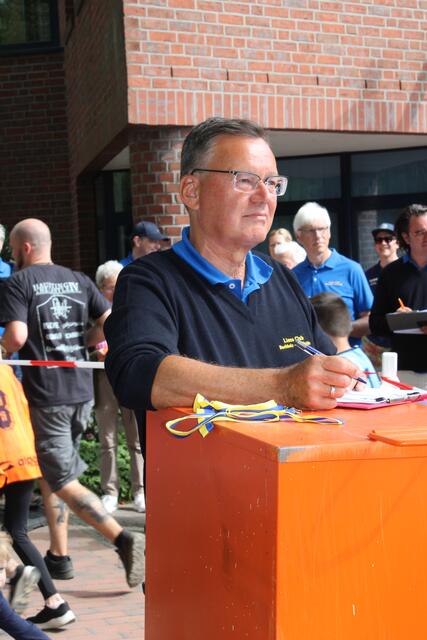 Ex-Landrat und Lions-Mitglied Axel Gedaschko zählte die Runden der Teilnehmer