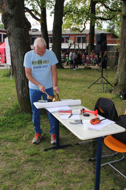 Bald ist der Lauf zu Ende: Fritz Harre schlägt die Glocke