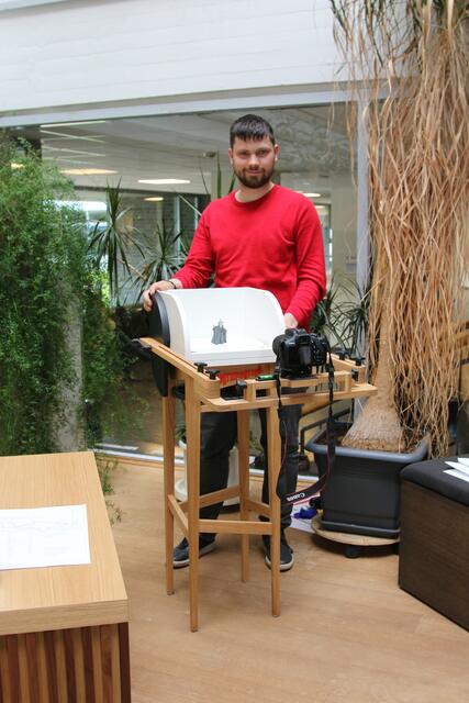 Timo Schulz mit seinem Möbbelstück  | Foto: Kim Katharina Koch / Die Medienfrau