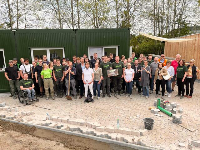 Vor dem ausgebauten und neu gestalteten Jugendtreff: die Landjugend Heidenau mit einigen Politikern, die sich vor Ort ein Bild von der 72-Stunden-Aktion machten | Foto: Gemeinde Heidenau