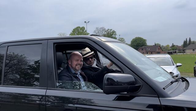 Bei der Aufgaben-Bekanntgabe: Heidenaus Bürgermeister Dierk Benecke als in James-Bond-Manier verkleideter "Agent" und Gemeindedirektor Alexander Schultz | Foto: Gemeinde Heidenau