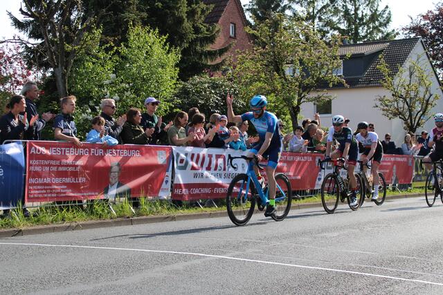 Erhielt Sonderapplaus: Konrad Fenderich vom Gastgeber Blau-Weiss Buchholz im Hauptrennen der Elite-Amateure