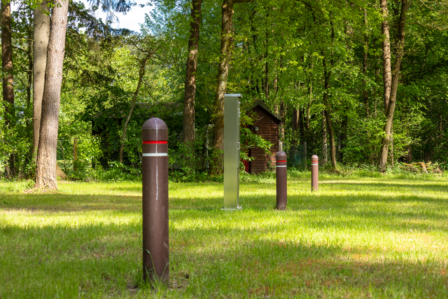 Idyllisch am Waldbad gelegen: der Wohnmobilstellplatz mit dem Kassenautomat | Foto: Lüneburger Heide GmbH / Frederic Wolf