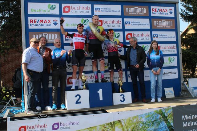 Siegerehrung nach dem Hauptrennen: (v. li.) Co-Organisator Joachim Zinnecker, Uwe Rohde (Vize-Präsident Bund Deutscher Radfahrer), Organisator Uwe Varenkamp, Marcel Meisen, Roy Eefting, Patrick Reißer, Buchholz' Vize-Bürgermeister Frank Piwecki und Vanessa Mohn (BW Buchholz)